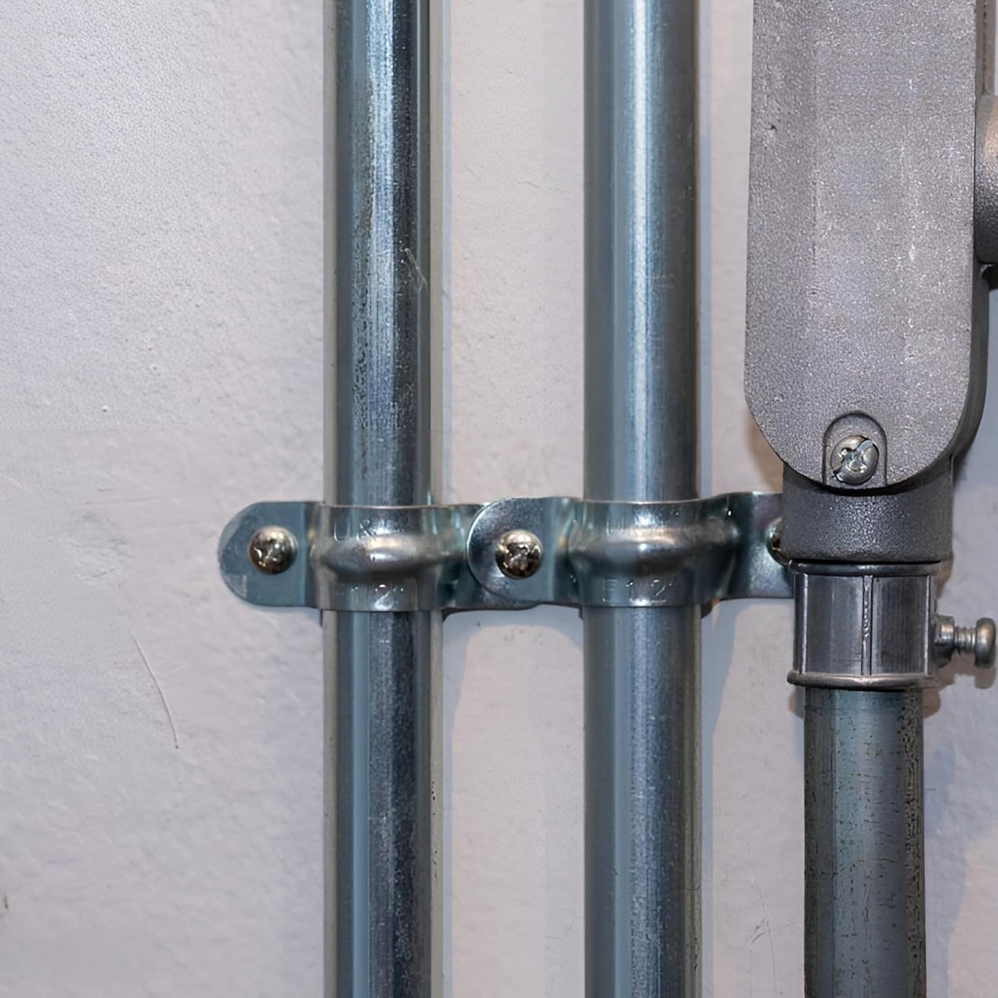 Select 25 Pack Lighting 2 Hole 2 Inch Rigid Pipe Straps for EMT, Heavy-Duty Zinc-Plated Steel Clips with Reinforced Rib, Conduit Strap for Pipes, Cables, and Tubes, Snap-On Installation